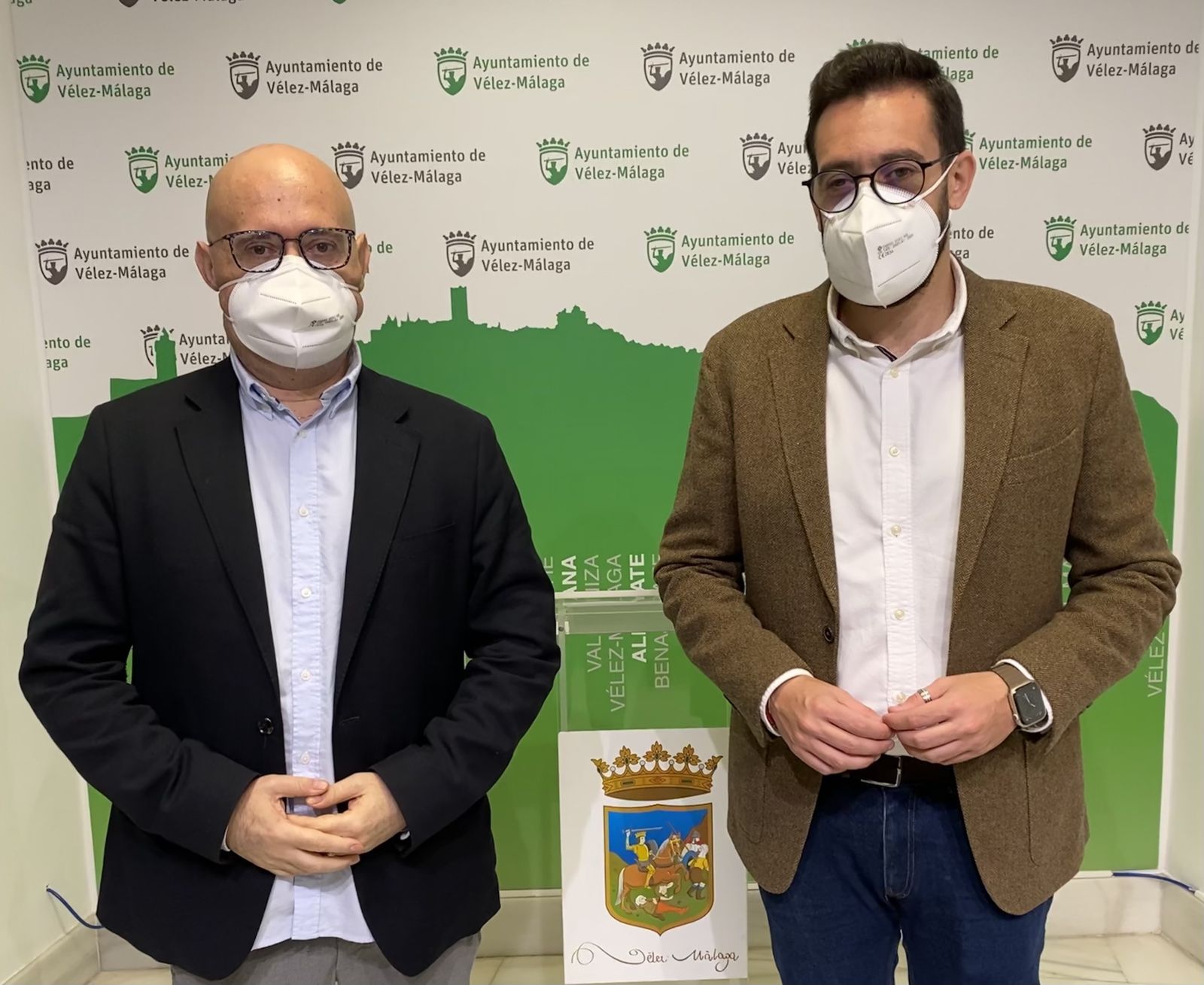 El alcalde en funciones y teniente de alcalde de Torre del Mar, Jesús Pérez Atencia, y el concejal de Presidencia, Víctor González.