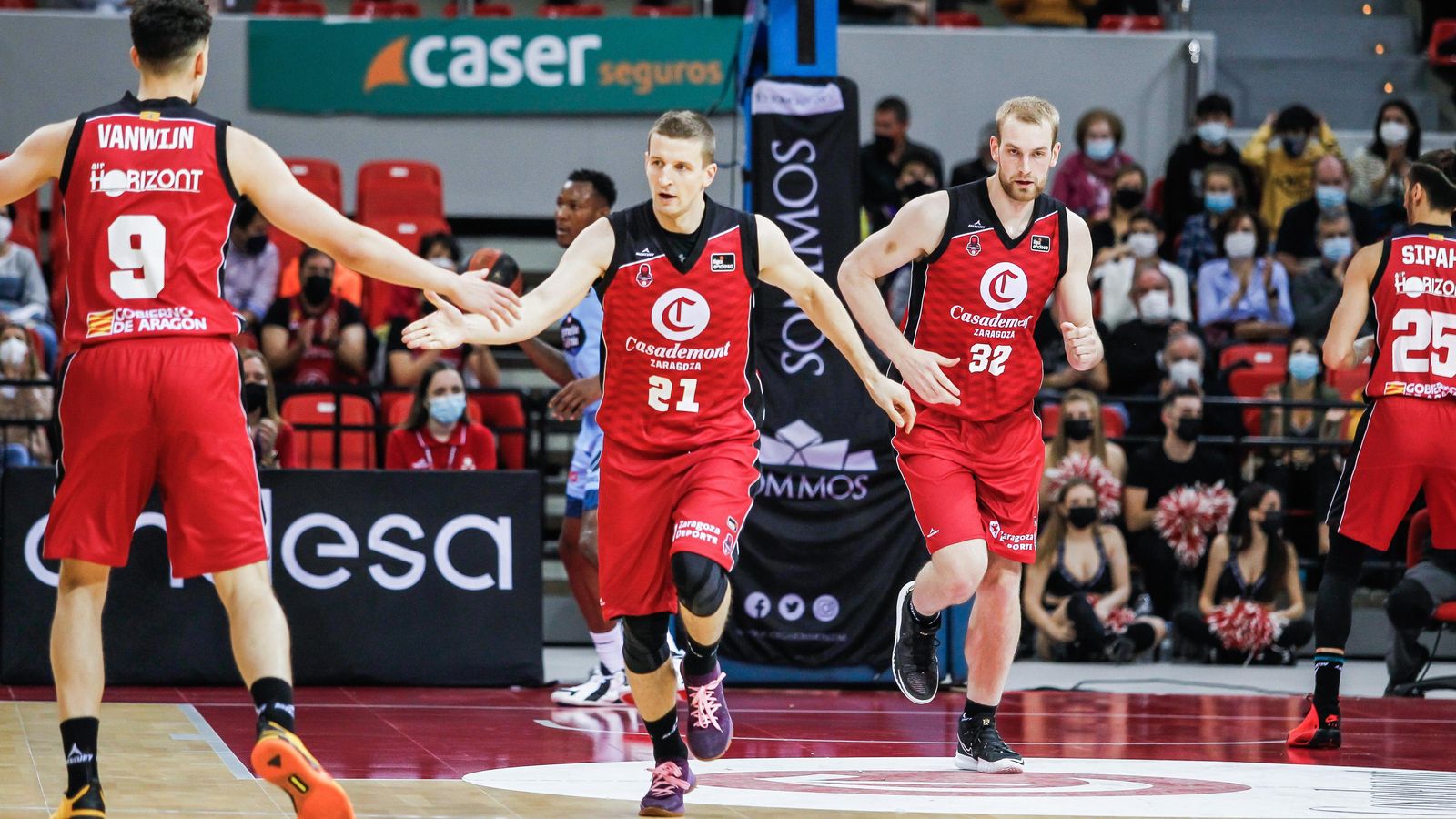 Waczyinski saluda a su compañero Vanwijn.