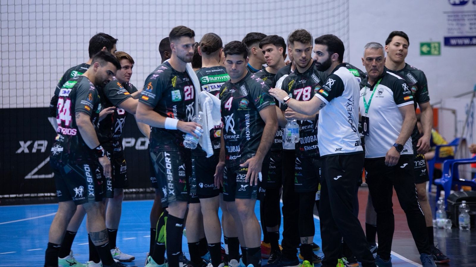 Los jugadores del Ángel Ximénez, en un tiempo muerto.