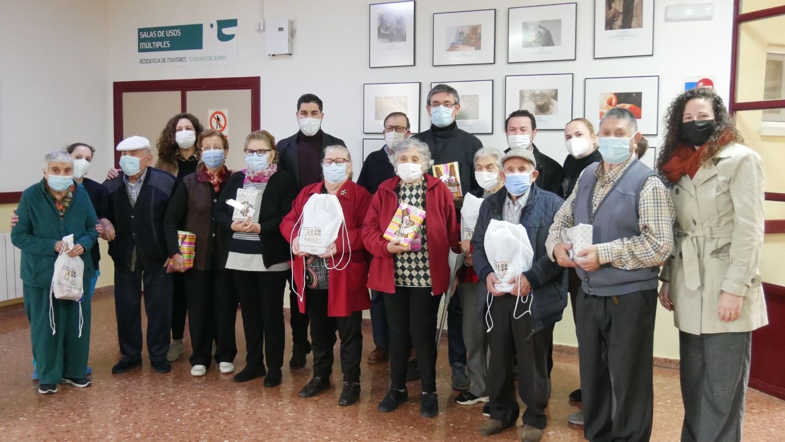 Un lote de libros para los mayores de Adra por el Día de la Poesía