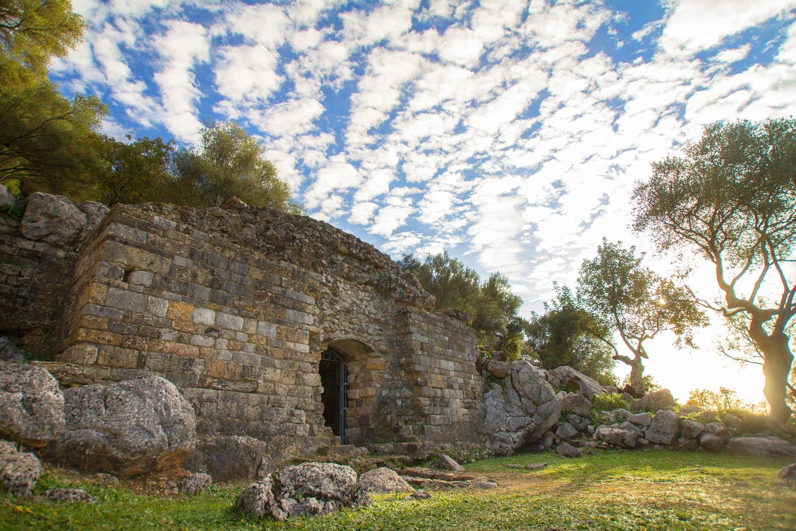Una vista de las termas romanas del yacimiento  de Ocuri.