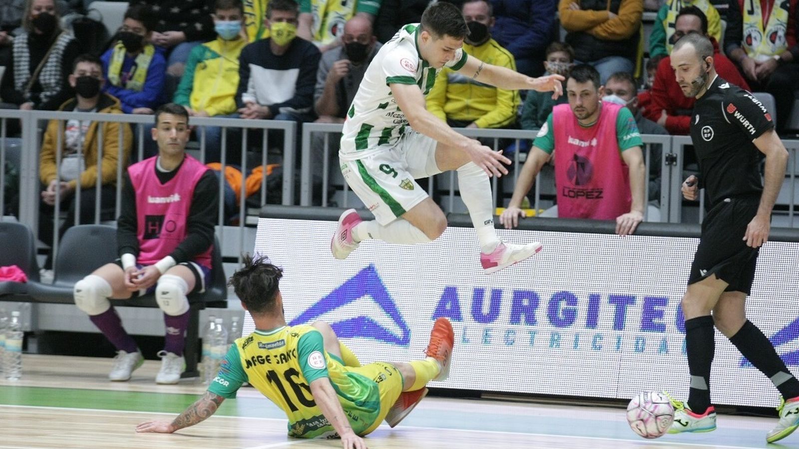 Álex Viana salta para evitar la entrada de Jorge Santos.