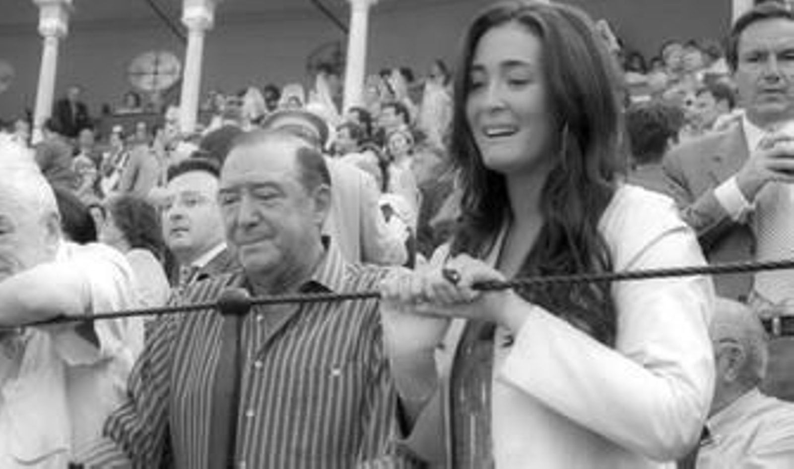 Martín Berrocal, con su hija Vicky, en la Maestranza en el año 2000.