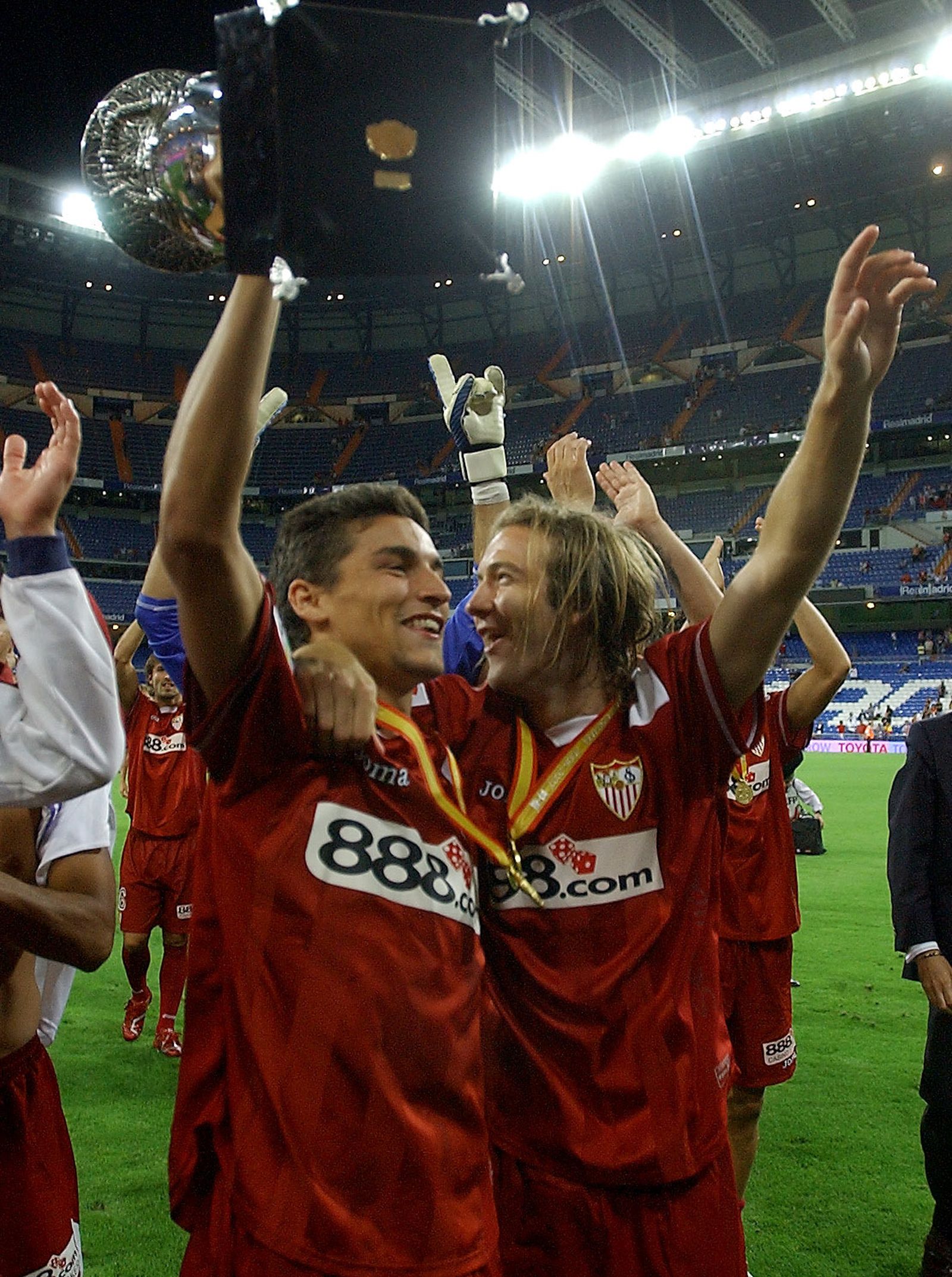 Jesús Navas y Diego Capel alzan la Supercopa de España en el Bernabéu.