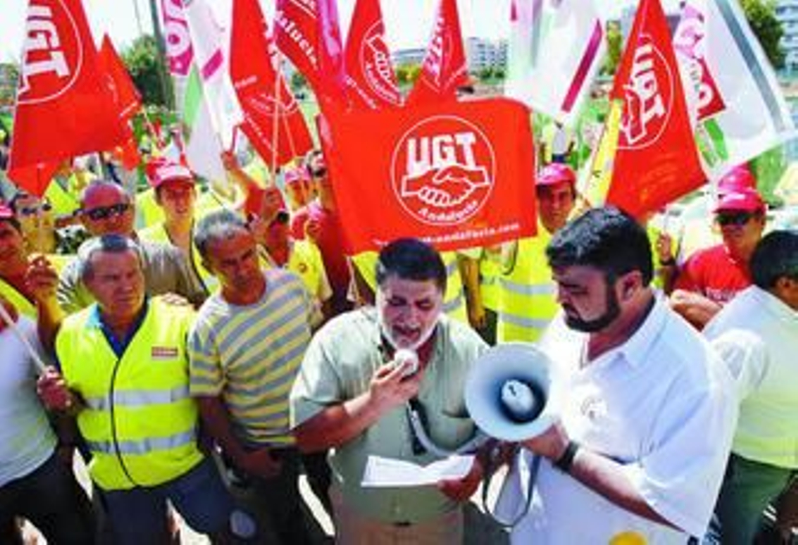Andrés Pozuelo (CCOO) y Vicente Palomares (UGT), junto a trabajadores de la construcción durante la jornada de huelga.