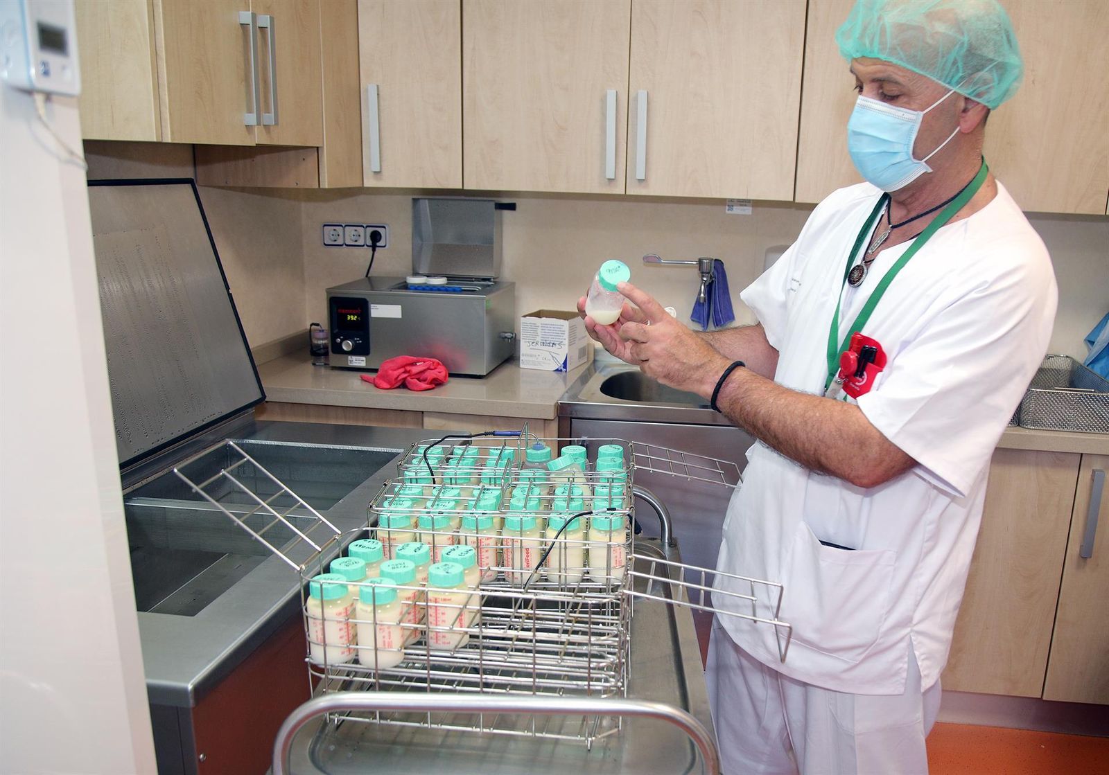Un sanitario, en la sala de pasteurización de la leche en el Banco de Leche Materna del Hospital Virgen de las Nieves de Granada