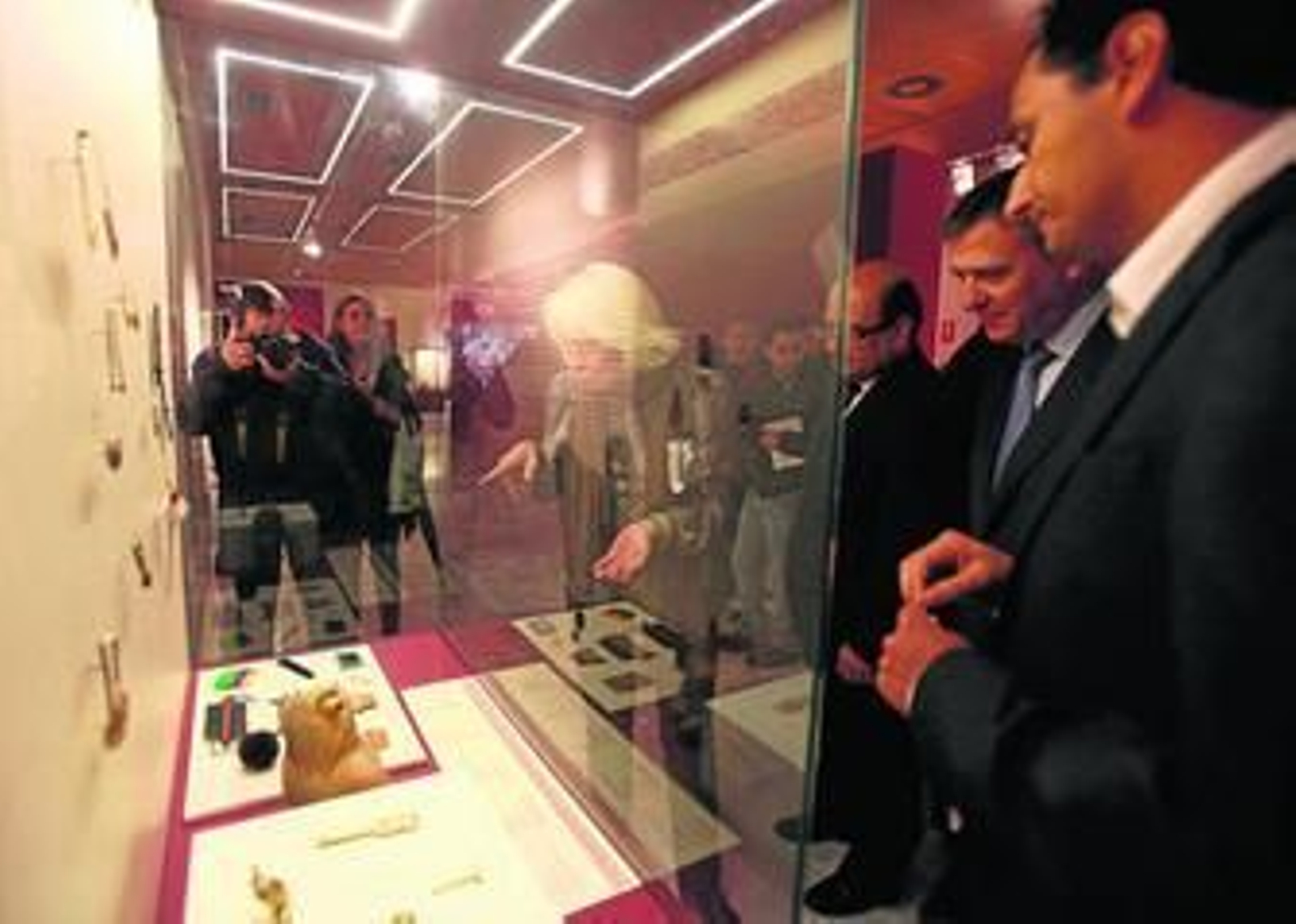 Germán Ramírez (derecha) explica la exposición a las autoridades tras el acto de inauguración.