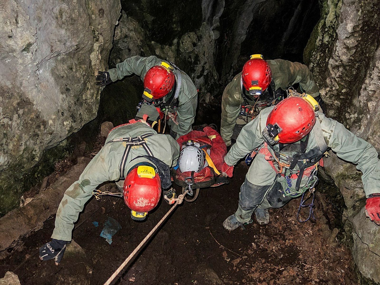 Imagen facilitada por la Guardia Civil de unas prácticas de rescate.