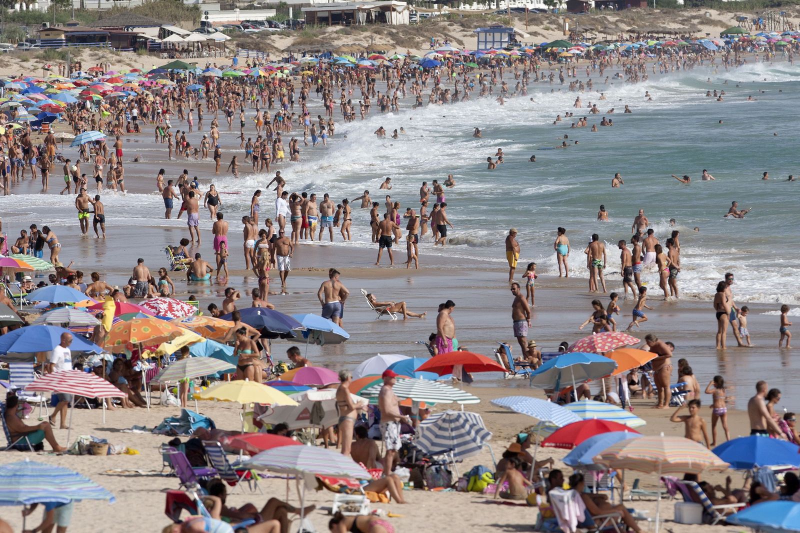 La playa de La Barrosa repleta de usuarios en una instantánea del pasado año.