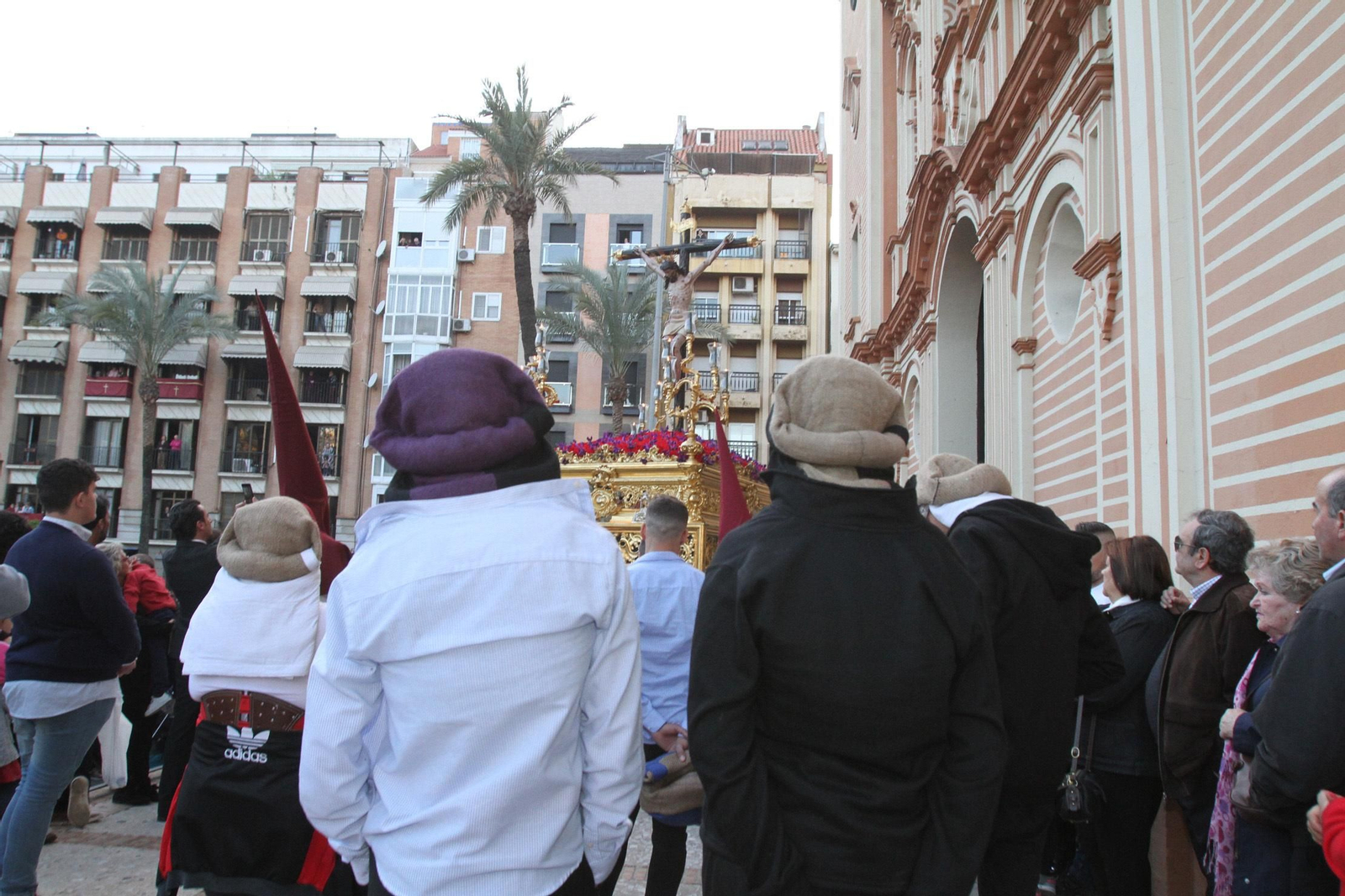 Los costaleros observan la salida del Señor del Buen Viaje.