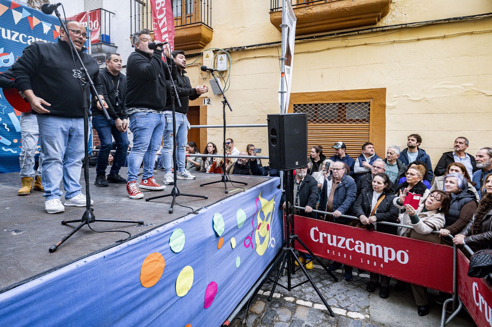 Las imágenes de la erizada popular del Carnaval de Cádiz 2026