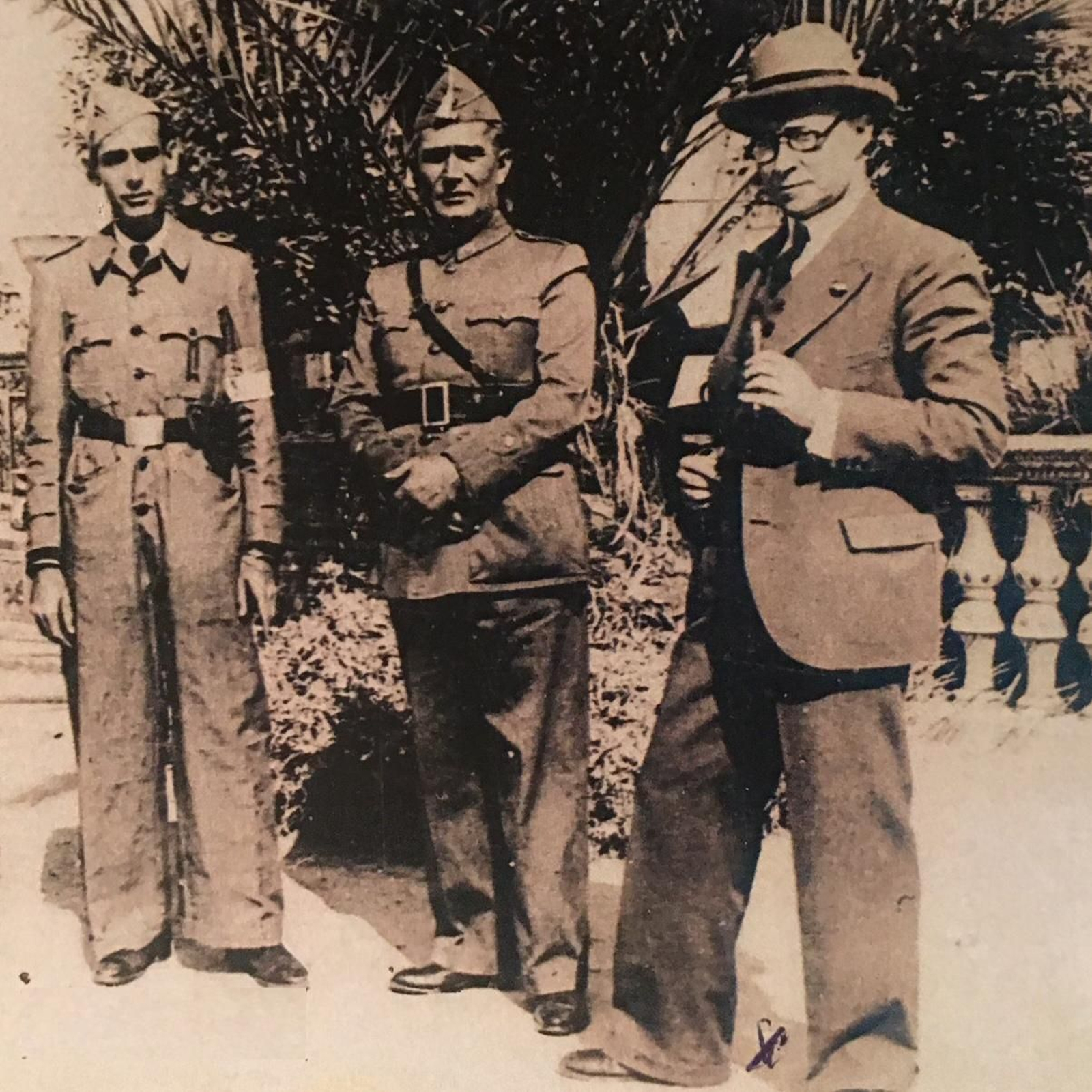 Currito Lara a la izquierda con Pérez Petinto a la derecha.