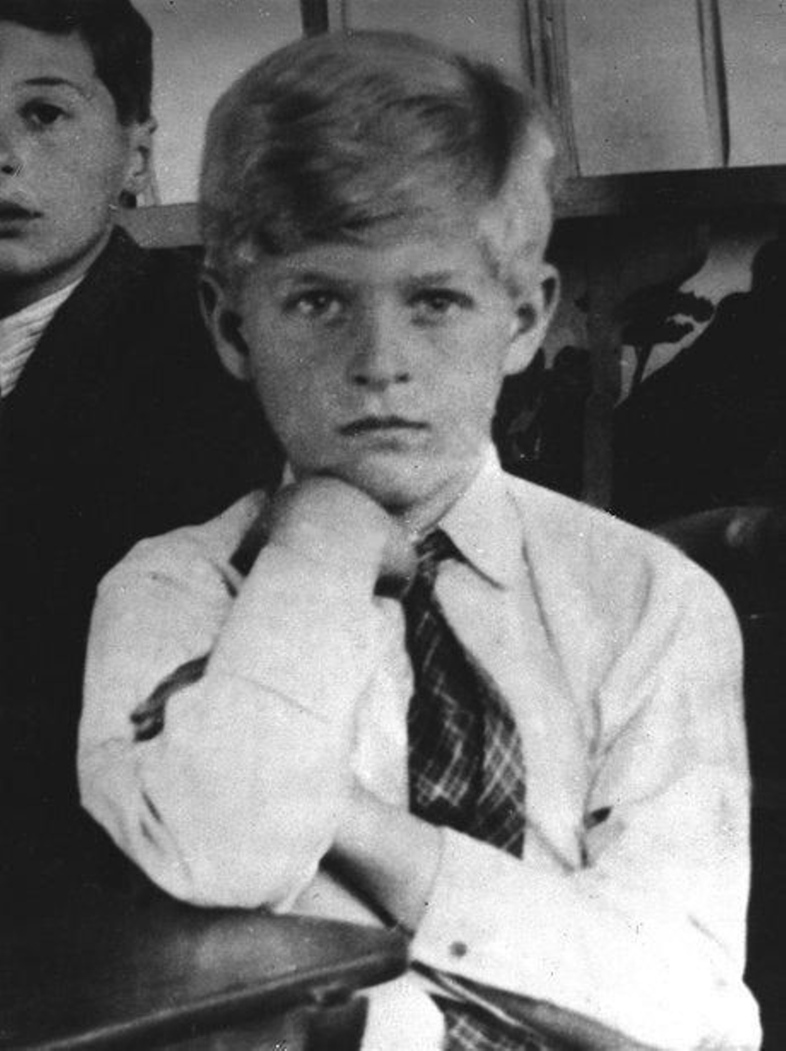 Felipe de Edimburgo era un niño rubio muy guapo y con aptitudes para el deporte.