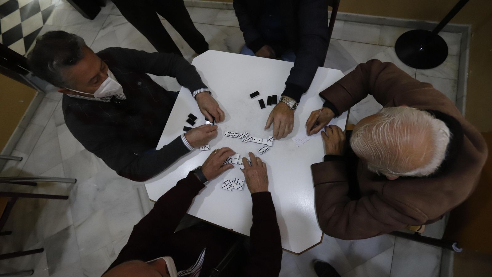 El dominó es cosa de hombres en el CPA Mora Claros.