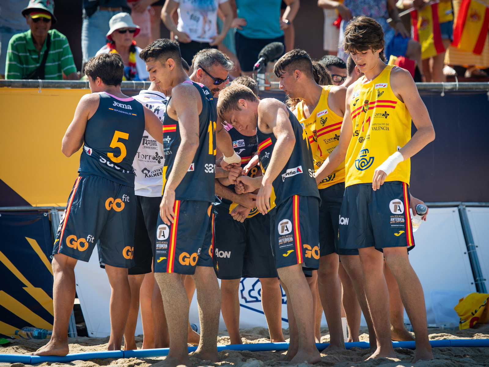 Chispi da órdenes a los Hispanos Juveniles.