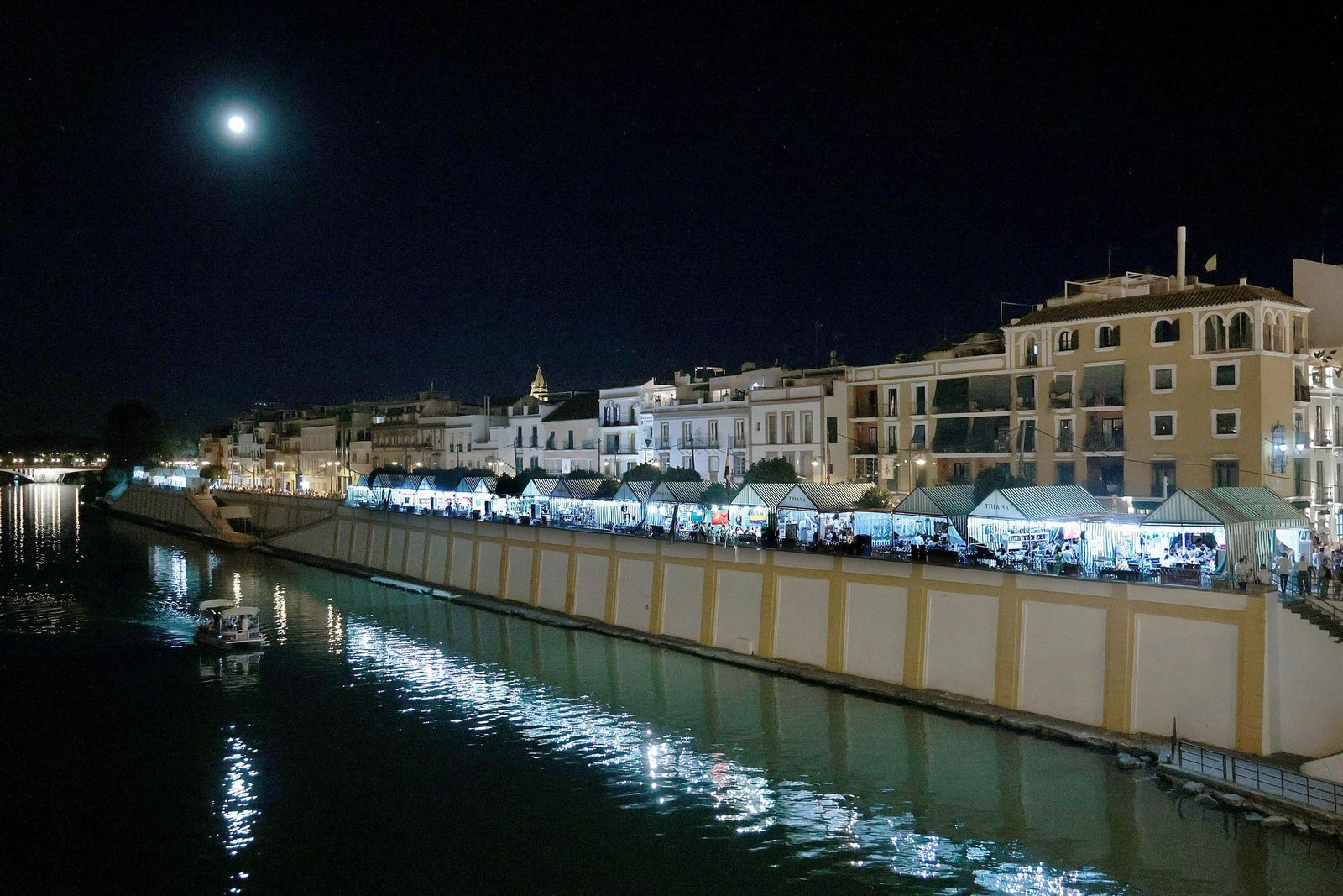 La Velá trae consigo numerosas actividades que llenan de vida y alegría las calles de Triana.