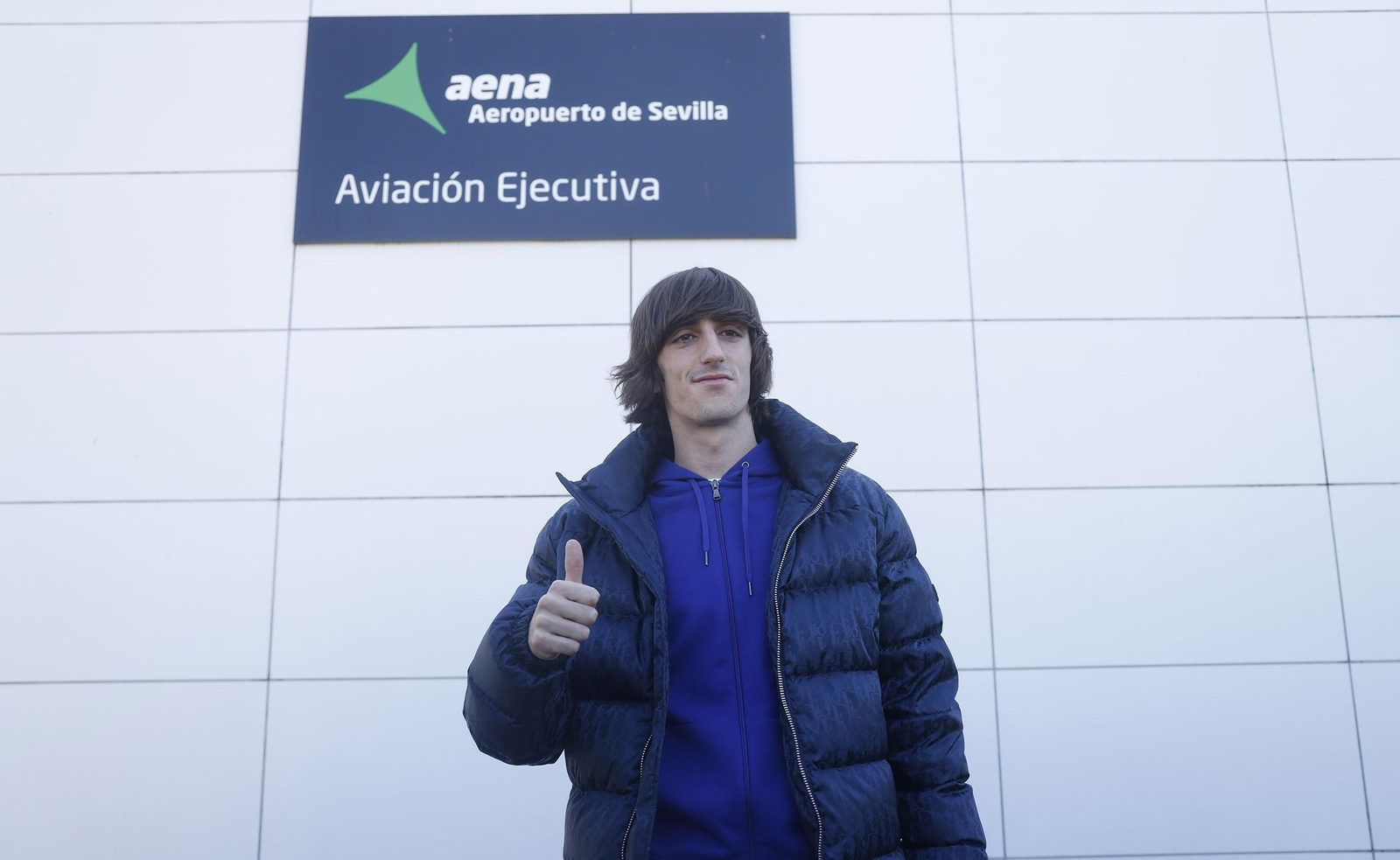 Bryan Gil, tras aterrizar en Sevilla en la tarde de este lunes.