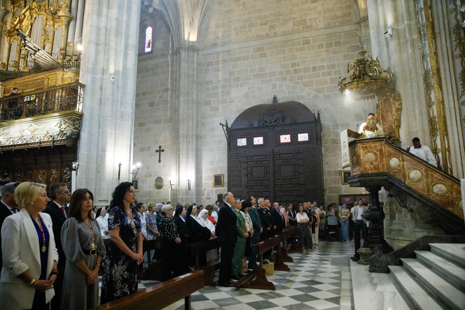 Imágenes de la procesión del Corpus Christi en Almería: así han sido la misa y la posterior marcha por la capital