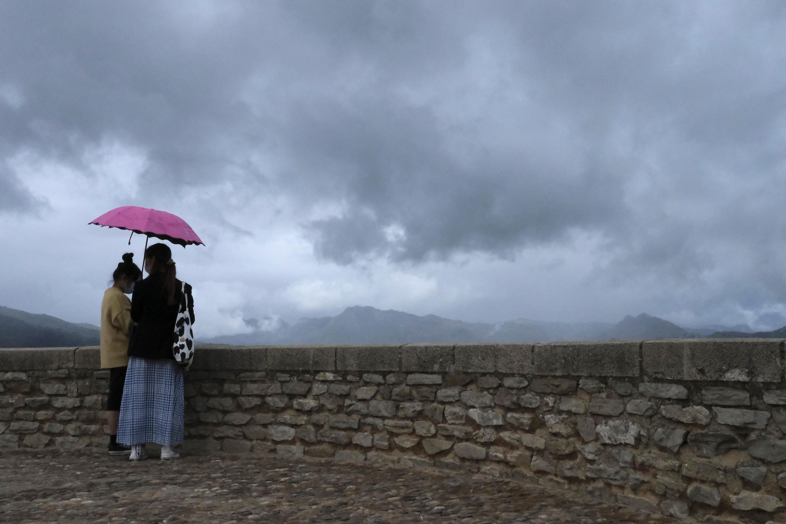 Dos mujeres con paraguas en Ronda. Dos mujeres con paraguas en Ronda.