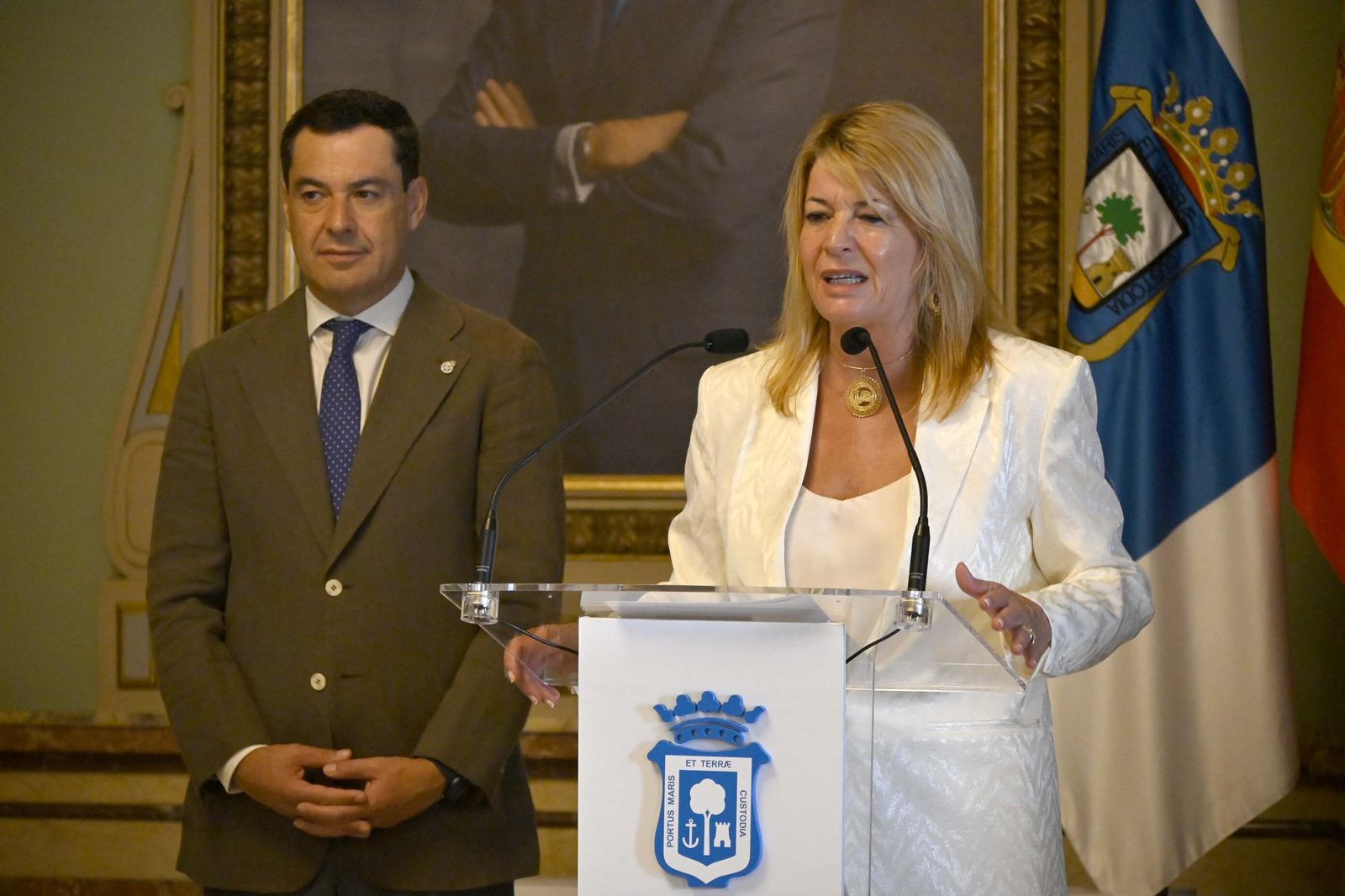 Visita de Juanma Moreno al Ayuntamiento de Huelva, en Imágenes