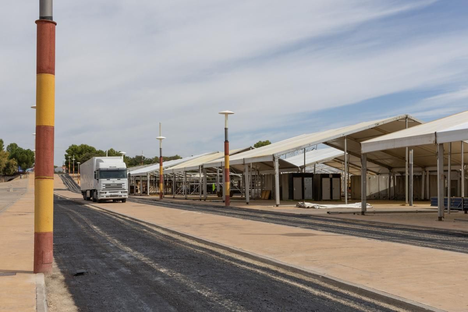 Montaje de casetas de la Feria de San Lucas, en imágenes