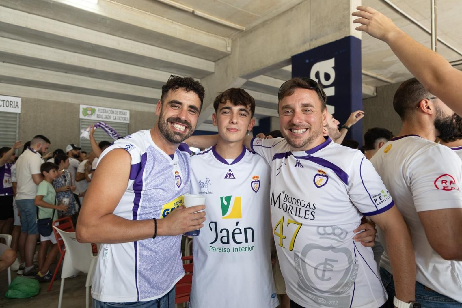 El épico recibimiento de la afición lagarta al Real Jaén, en imágenes
