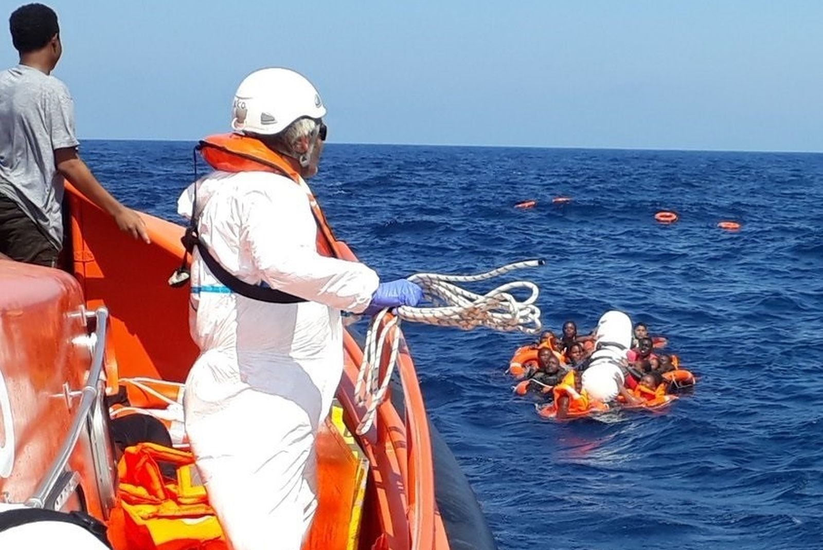 Inmigrantes rescatados este miércoles de una patera.