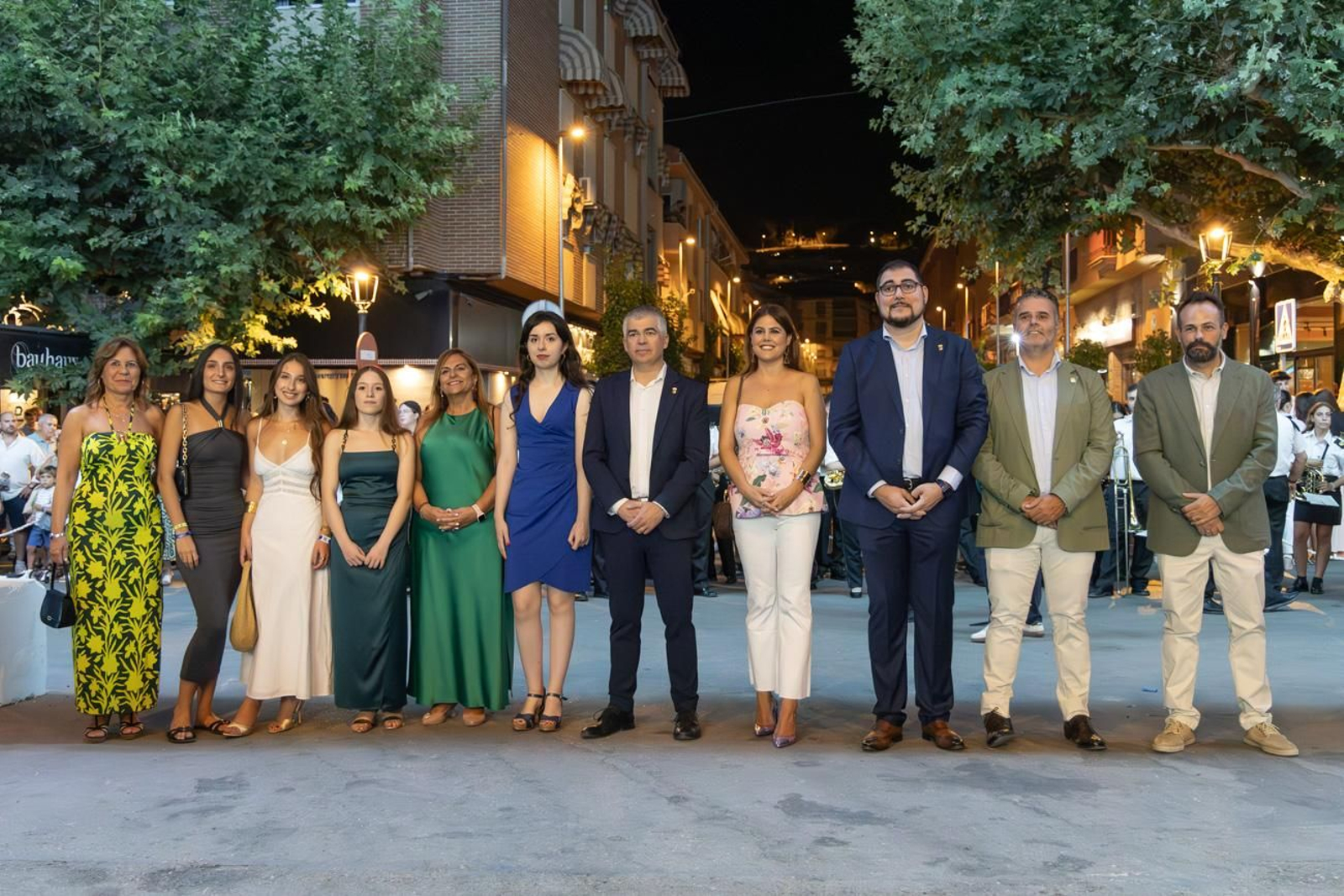 Pasacalles inaugural, fuegos artificiales e iluminación de la portada de feria y del recinto ferial de la Feria de San Bartolomé en Martos