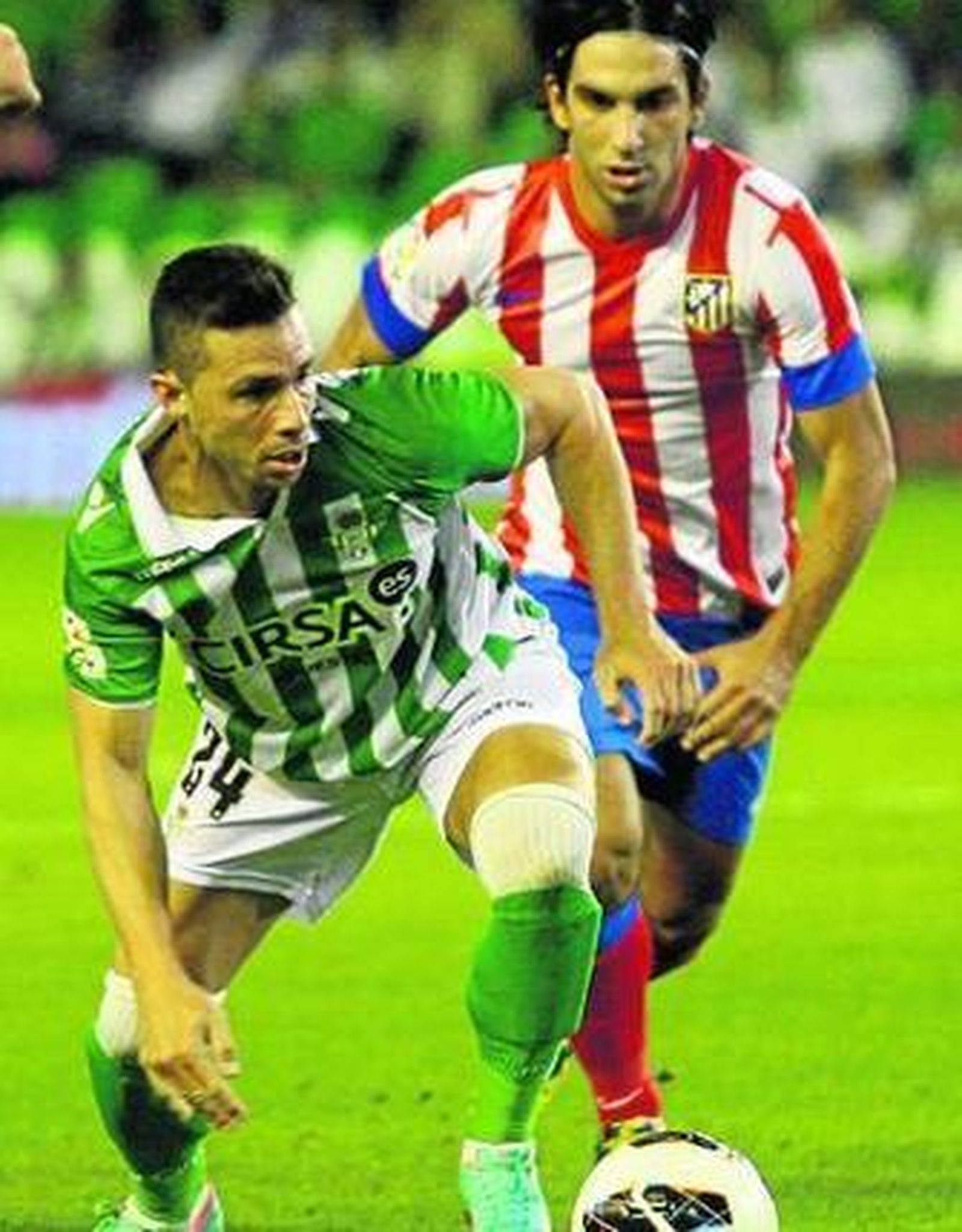 Rubén Castro conduce el balón ante un desconocido Arda Turan.