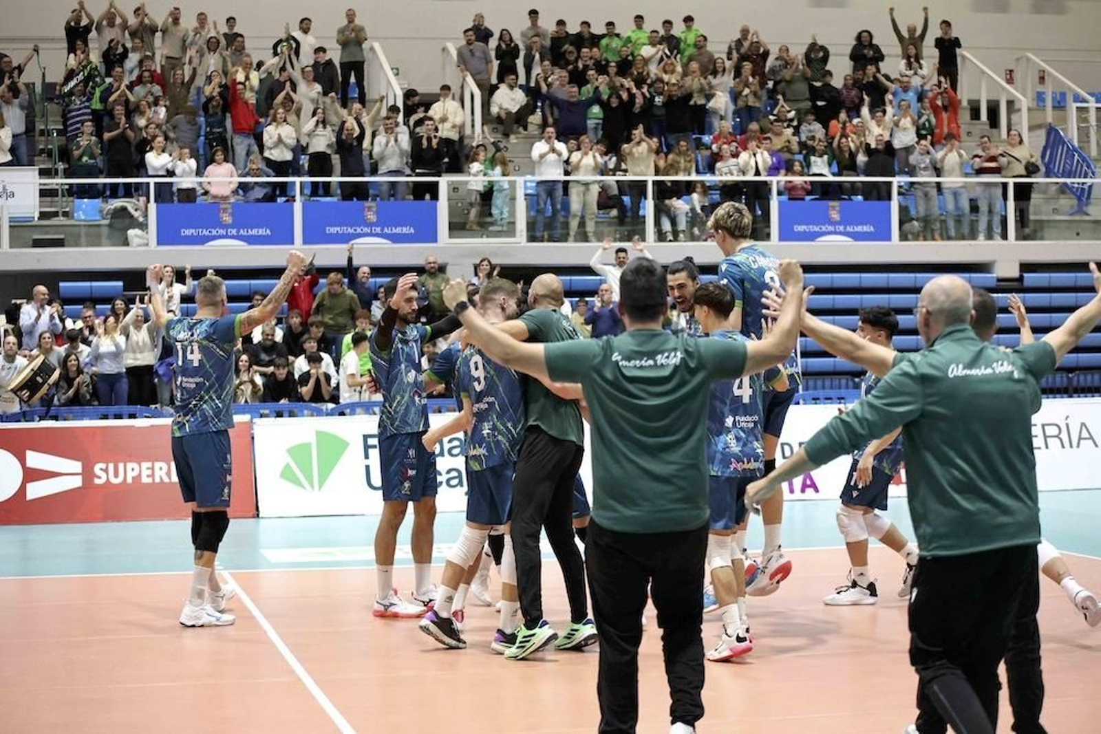 Los ahorradores celebran su victoria del pasado fin de semana en el Moisés Ruiz ante Manacor.