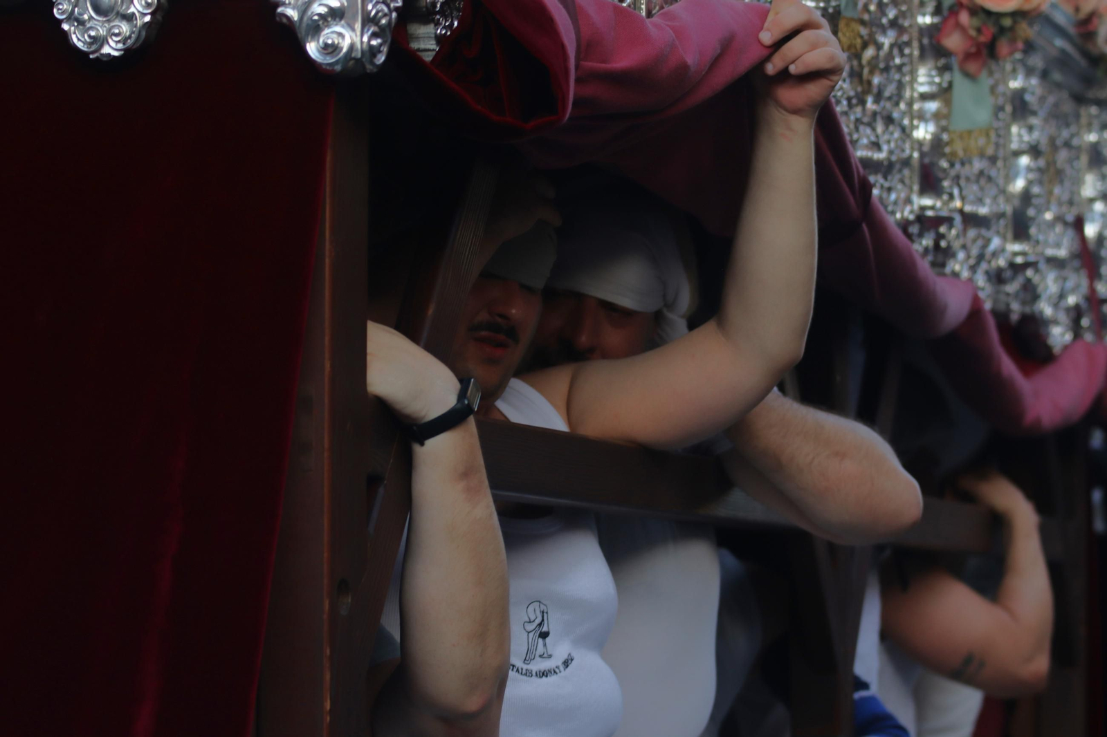La salida de la hermandad de San Pablo desde el Santuario de los Gitanos