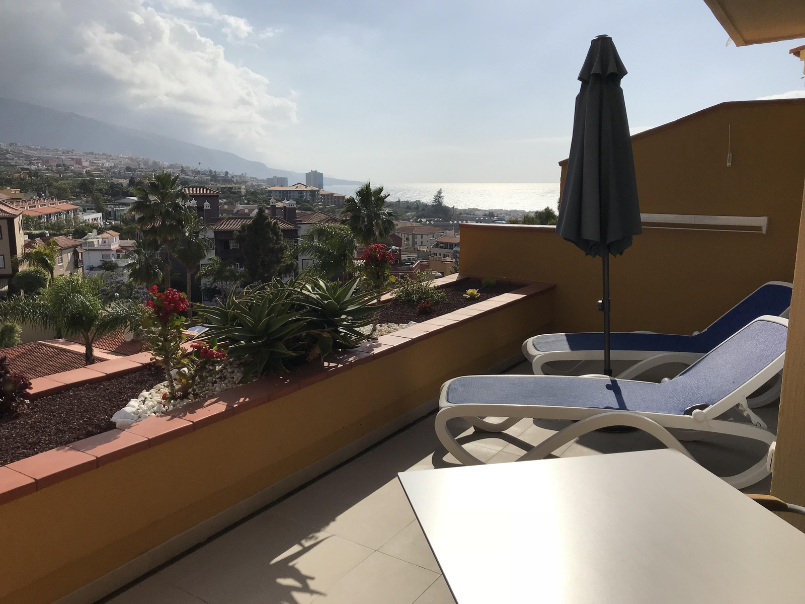 20. Los apartamentos Tiaga Suites cuentan con una terraza con vistas al mar y a la montaña.