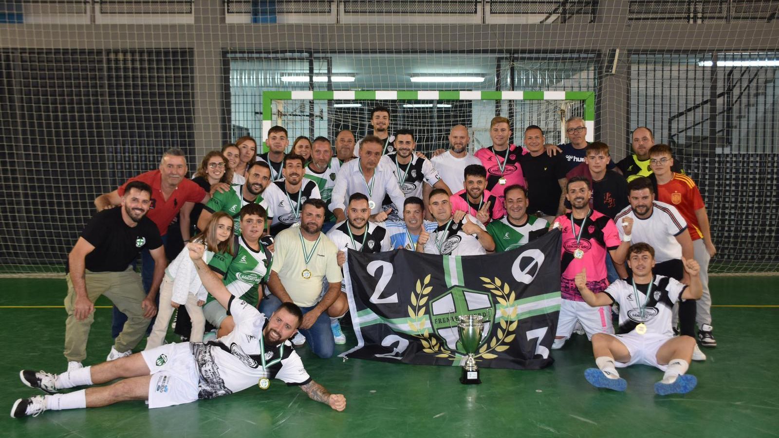 La expedición puenteña celebra el título en Peal de Becerro.