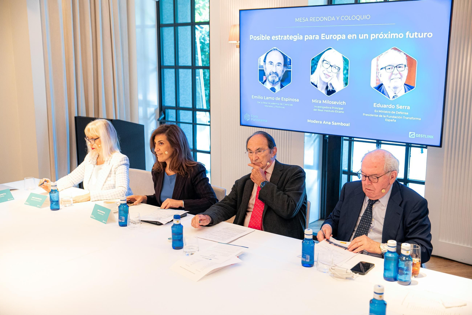 Una de las mesas de debate, con Emilio Lamo de Espinosa, Mira Millosevich y Eduardo Serra, que fue moderada por Ana Samboal.