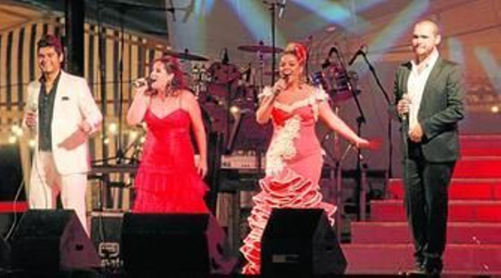 1. 'Más que coplas' cantan de forma coral 'Chiquitita'. 2. Los onubenses 'Mar salá' interpretan las sevillanas del Varal junto al alcalde de Huelva, Pedro Rodríguez 3. 'Entrepinos y marismas' en su actuación el miércoles. 4. Alicia Sanz, gerente del complejo deportivo 'El Saladillo' minutos antes de recibir el premio junto a Javier Chaparro, director de Huelva Información, y Manuel Remesal, concejal cultura. 5. La caseta del Espacio Fiesta repleta. 6 y7. Soni López e Inma del Río durante sus actuaciones el miércoles.