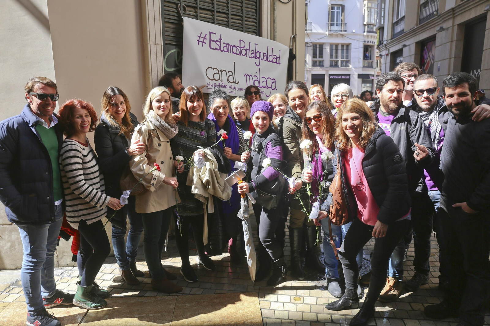 Pancarta y trabajadores de Canal Málaga por la igualdad.