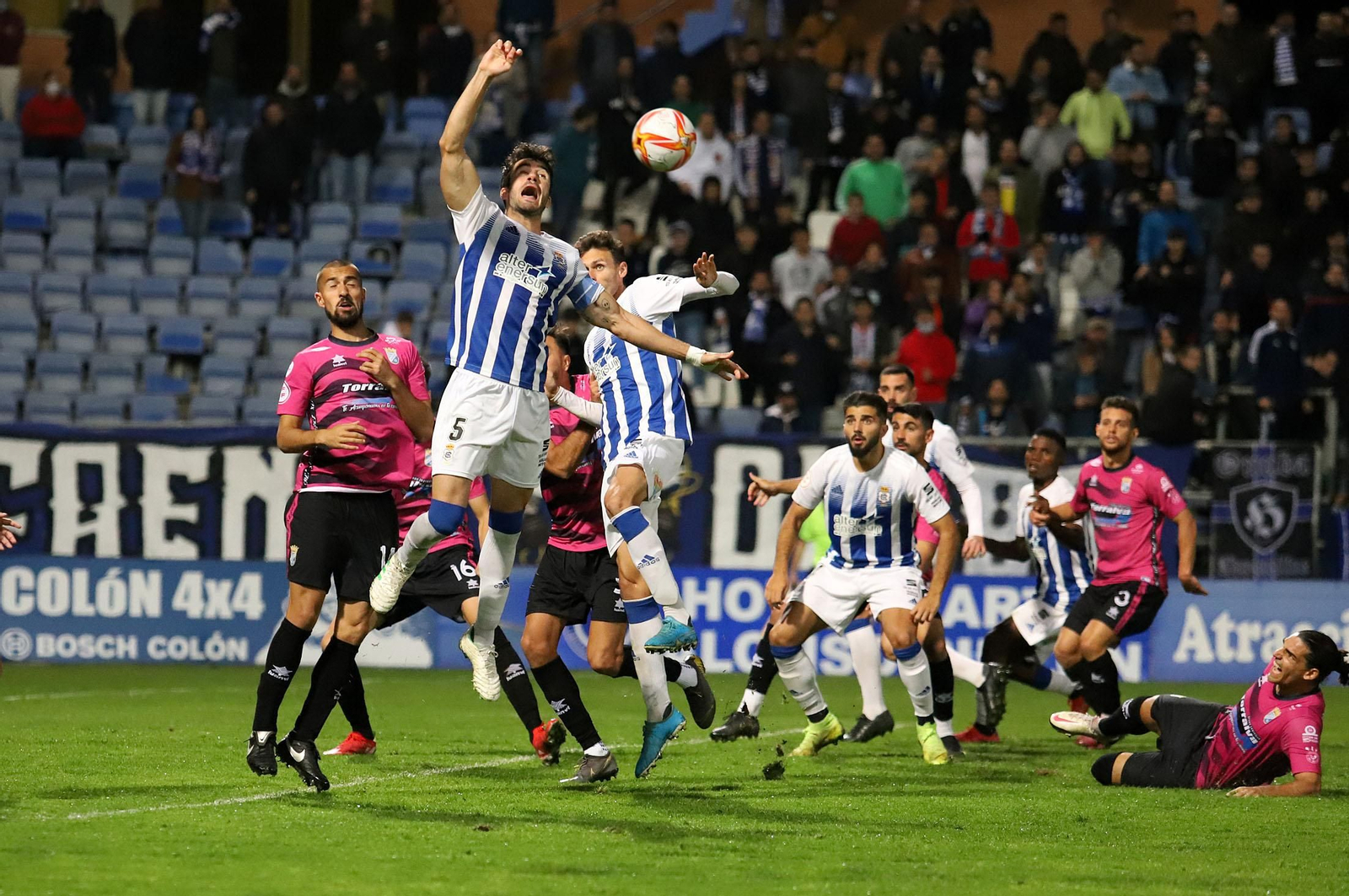 Pablo Gallardo intenta cabecear el balón en el área en el último Recre-Xerez CD.