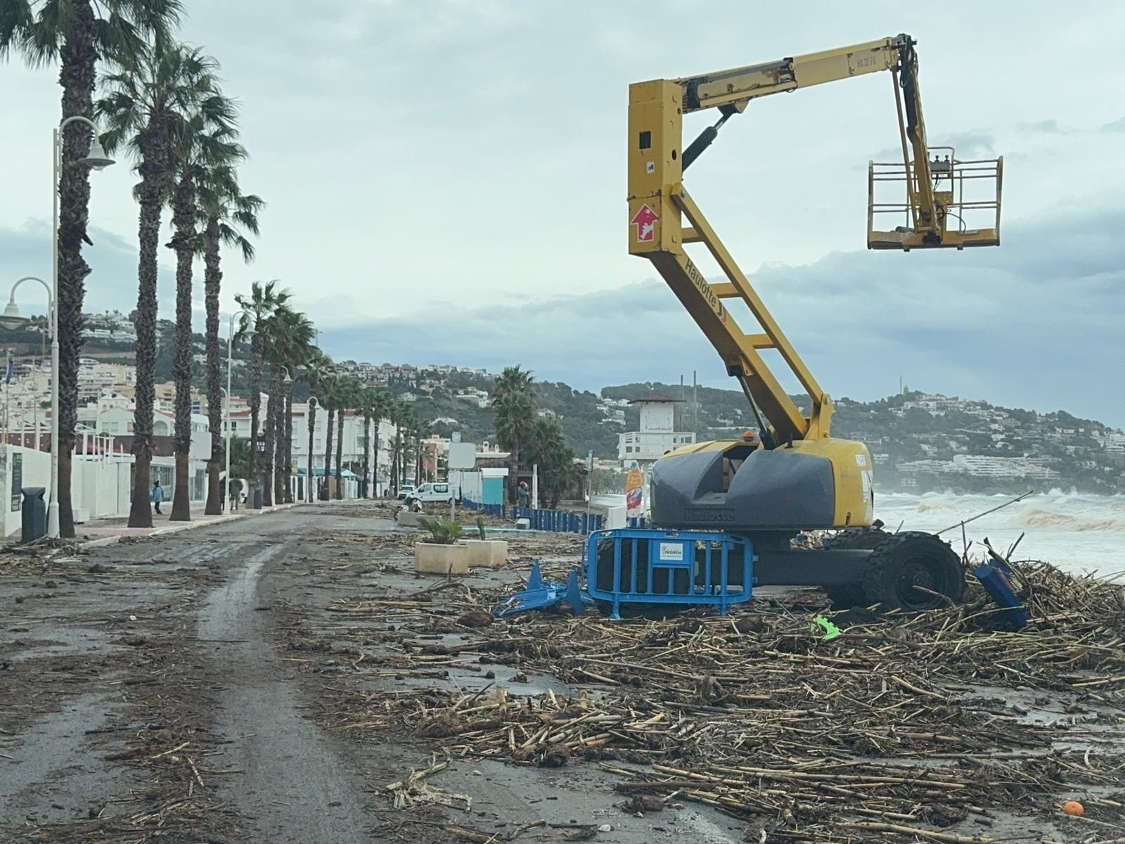 Las cañaveras, arena y piedras se hacen con parte del paseo marítimo de La Herradura