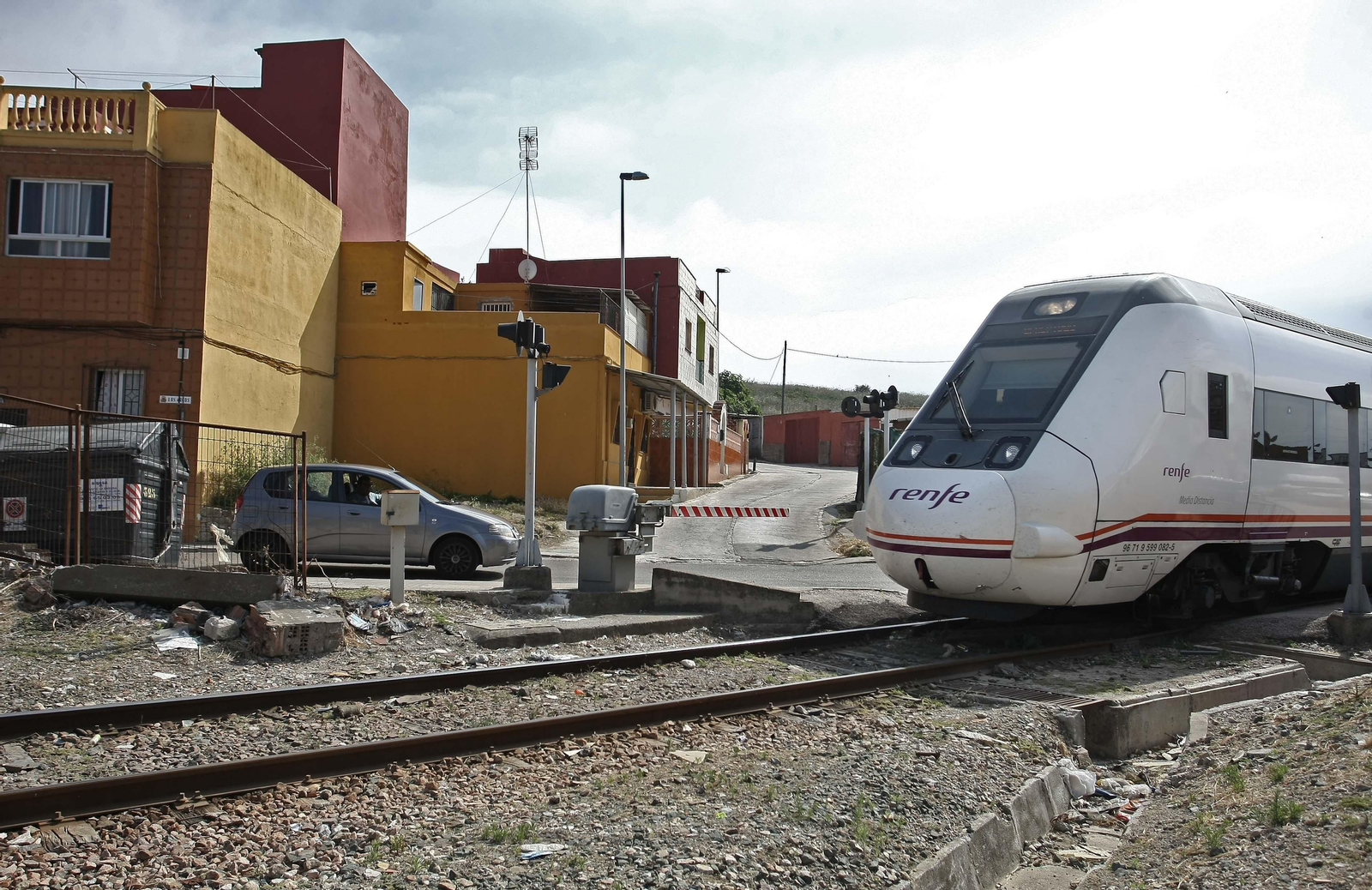 El paso a nivel de La Perlita, el único que queda en Algeciras.