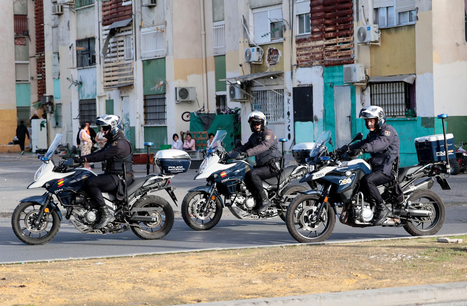 Policías nacionales en una redada en las Tres Mil Viviendas, en una imagen de archivo.
