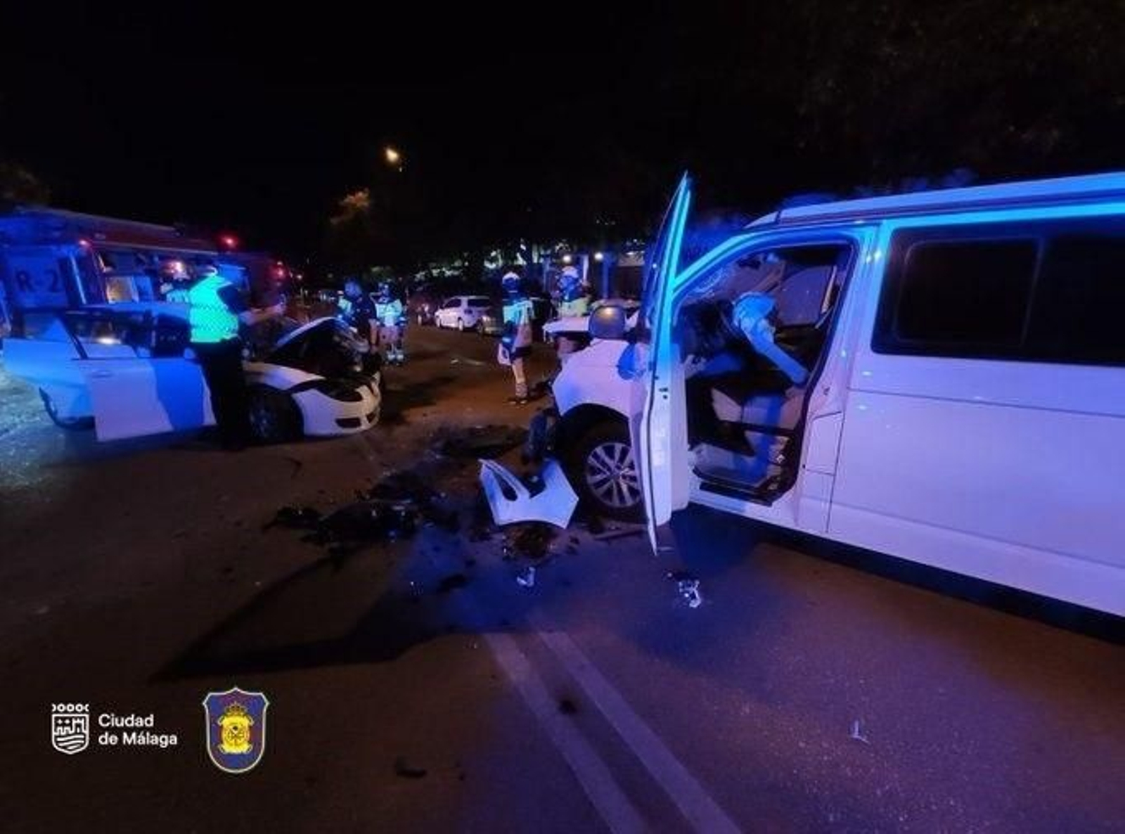 Accidente entre una furgoneta y un turismo en Málaga.