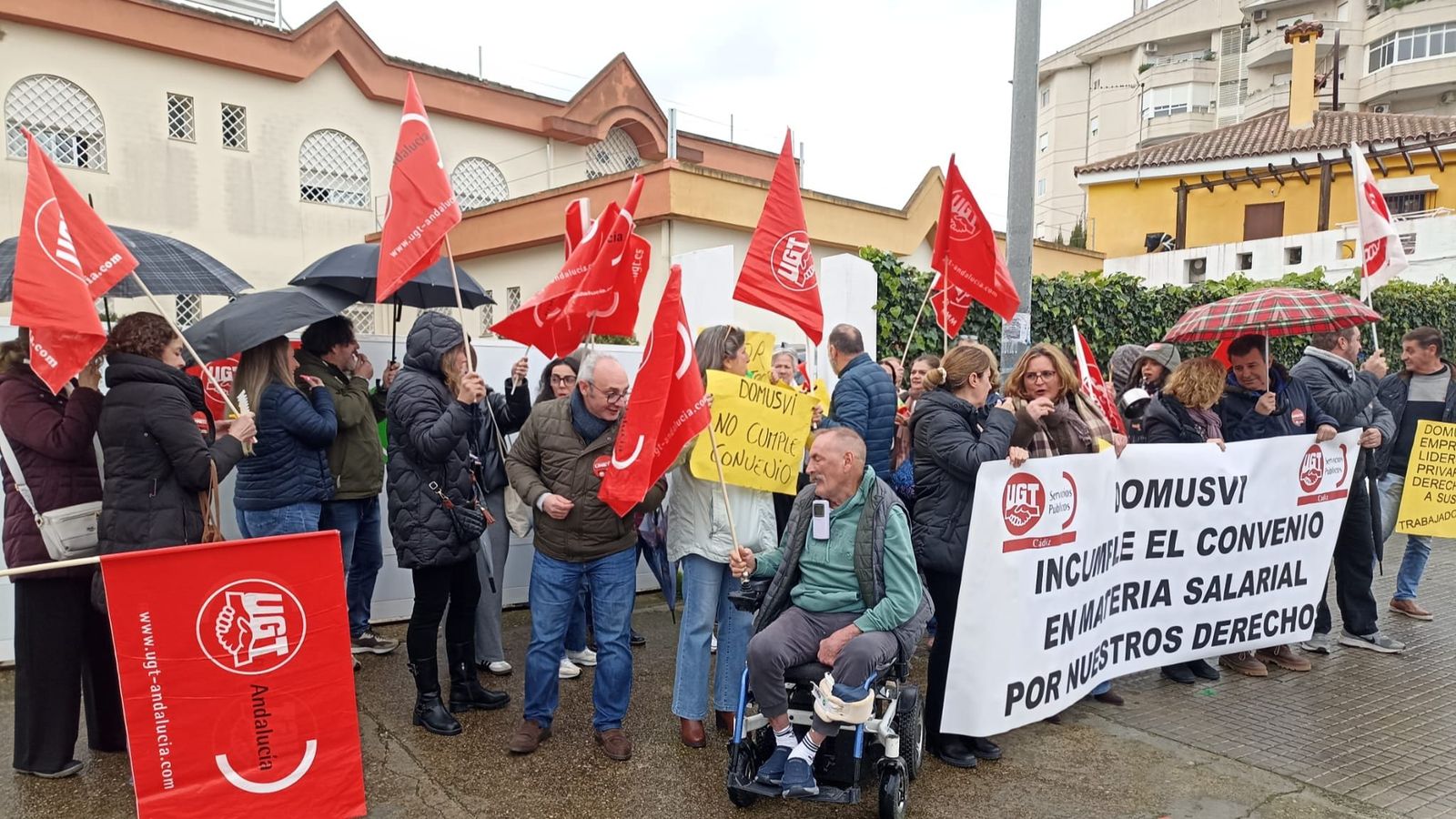 Protesta a las puertas de la residencia de mayores DomusVi Montealto en Jerez.