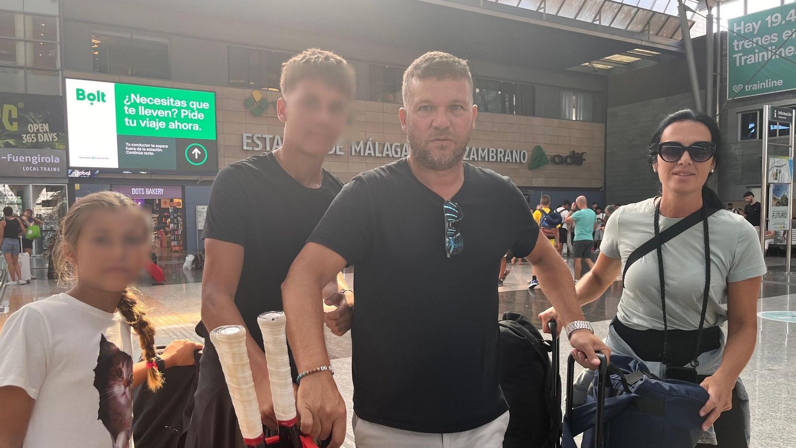 Familia que ha perdido su conexión a Republica Dominicana por los retrasos de los trenes Familia que ha perdido su conexión a Republica Dominicana por los retrasos de los trenes
