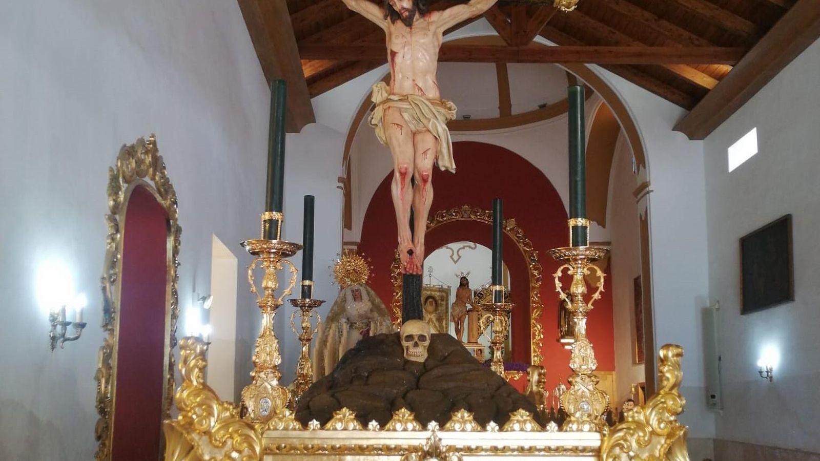 El trono del Santísimo Cristo de la Veracruz procesiona por primera vez en Marbella.