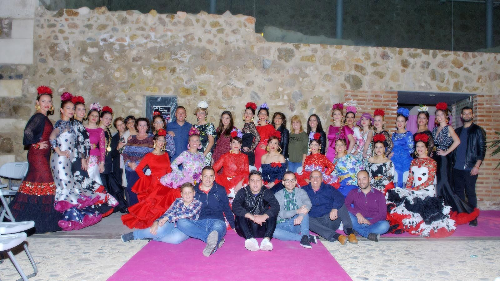 Participantes en el desfile que llenaron de color el Castillo.