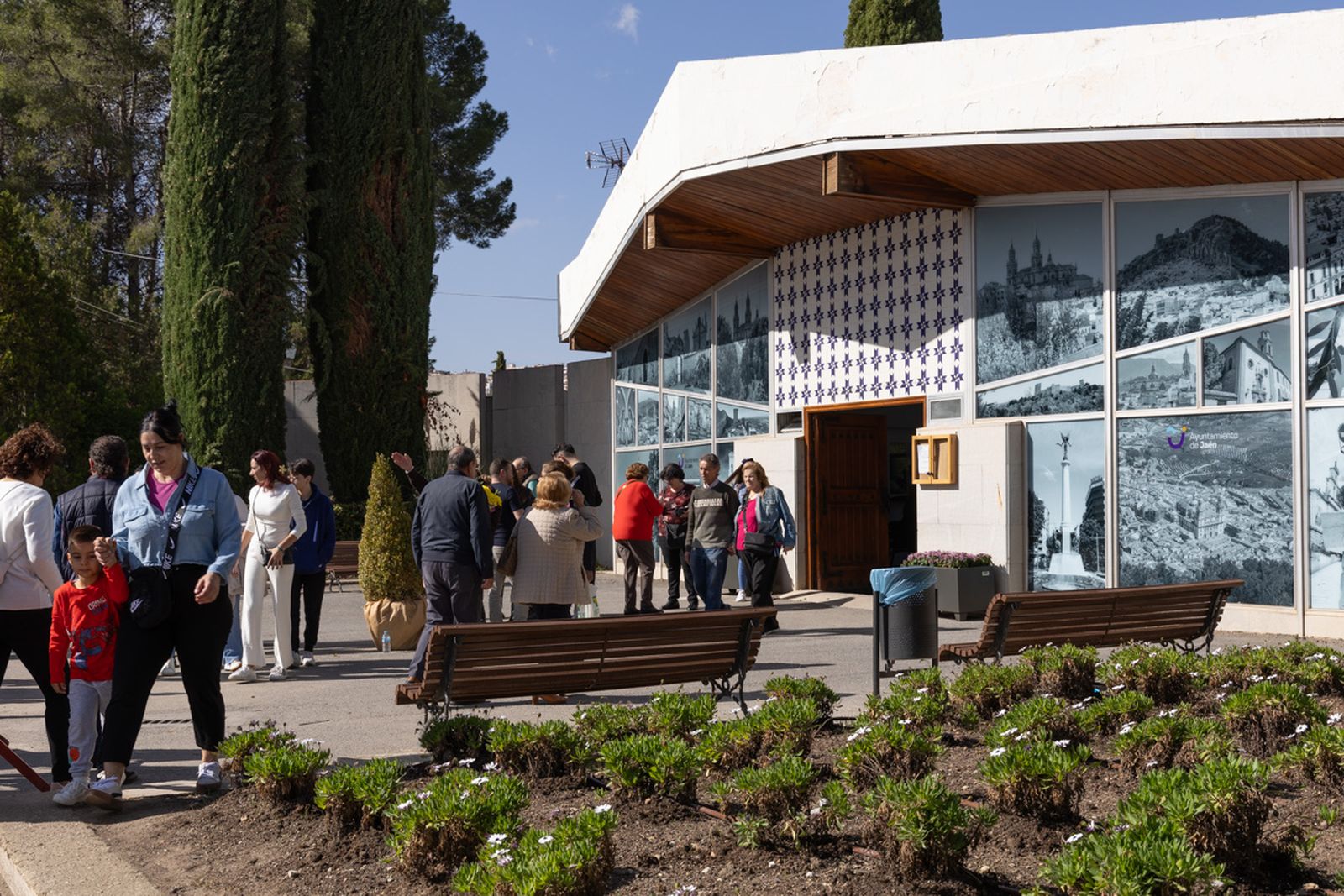 Día de Los Santos en el cementerio de San Fernando y San Eufrasio de Jaén, en imágenes