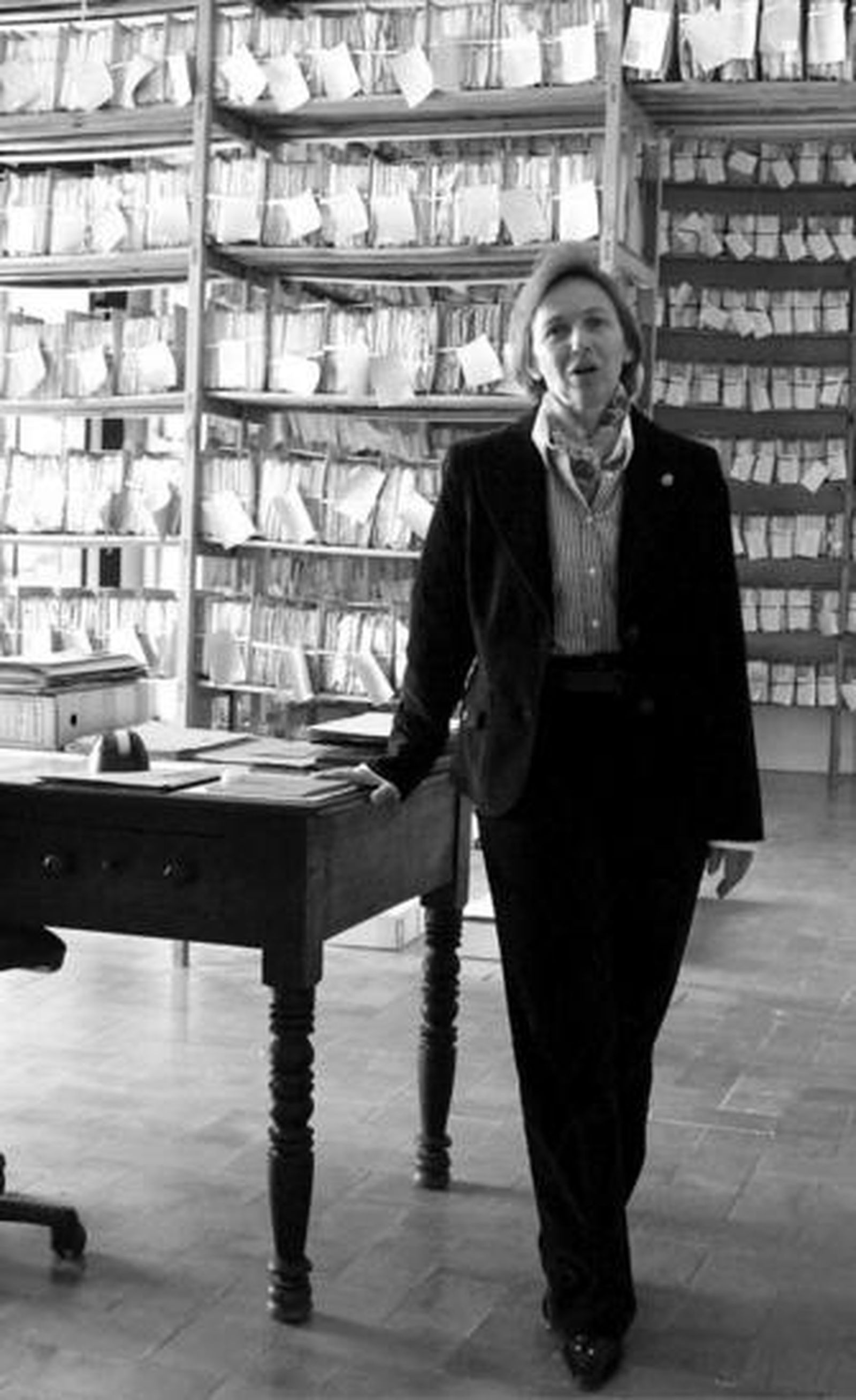 Liliane Dahlmann entre los legajos del Archivo Ducal.