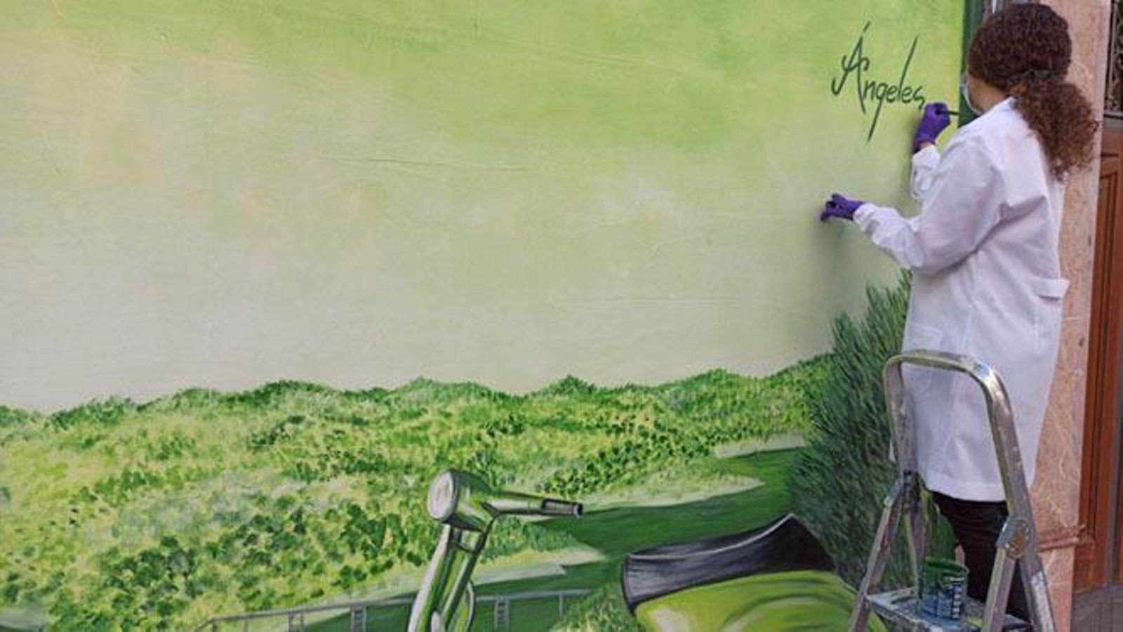 Ángeles Romero firma su mural. Ángeles Romero firma su mural.