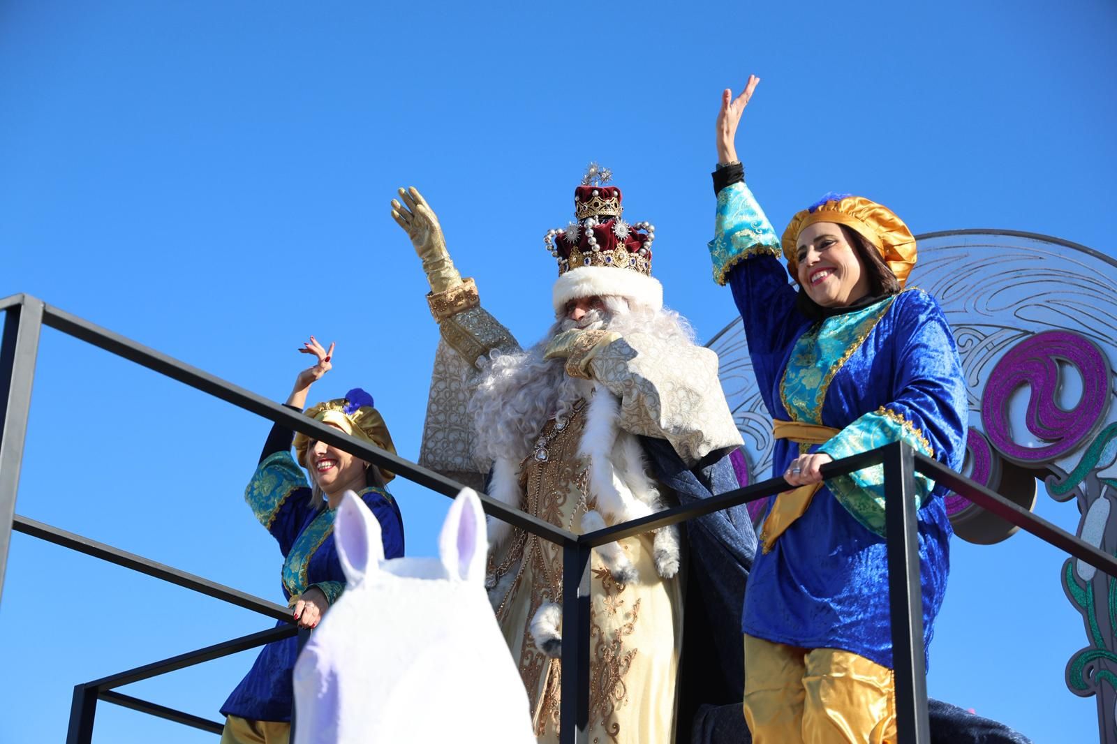 Fotografías de la salida de la Cabalgata de Reyes Magos de Huelva este 2026 por las calles de la ciudad