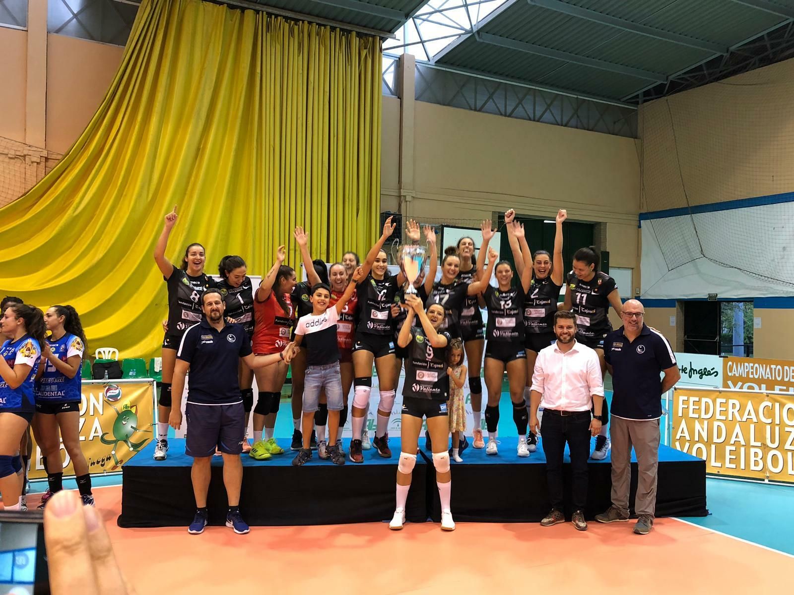 La capitana del Cajasol Voley levanta el trofeo de  campeón andaluz.